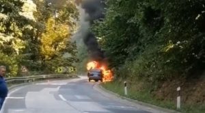 Tragedija izbjegnuta za dlaku: Izgorio automobil u kome je bila četvoročlana porodica VIDEO