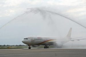 Obnovljena avio-linija između Beograda i Pekinga: Prvi avion dočekan vodenim šmrkovima, prisustvovao i Vučić