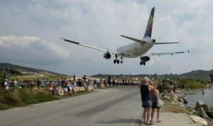 Bizarna nesreća u grčkom ljetovalištu: Avion oduvao ženu, teško povrijeđena VIDEO