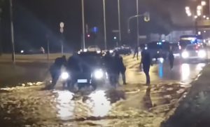 Nevrijeme napravilo haos u Beogradu: Policija spasavala građane i izvlačila auta iz vode VIDEO