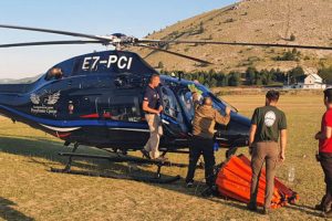 Helikopter iz Srpske gasi požar na Čvrsnici: Od jutros izbacio oko 30 tona vode VIDEO