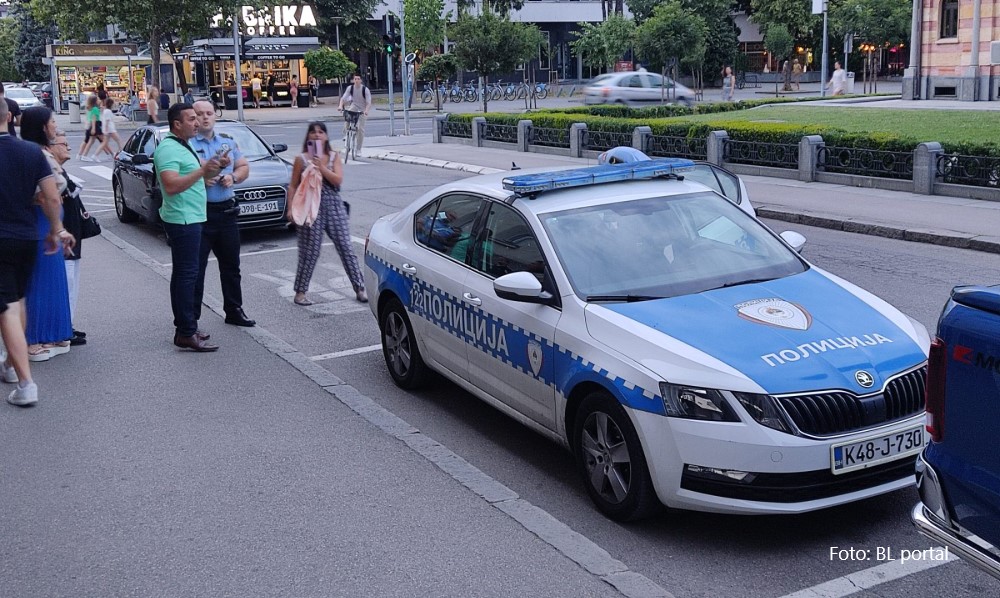 I policija ispred Gradske uprave: Davor Dragičević u raspravi sa patrolom VIDEO