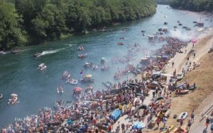 Preko 2.000 čamaca i 20.000 ljudi zaplovilo Drinom na čuvenoj regati FOTO
