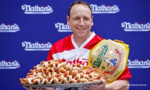 Kralj hot-dogova: Čestnat po 15. put pobijedio na neobičnom takmičenju VIDEO