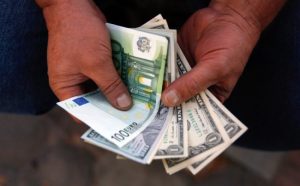 Prvi put u 20 godina: Izjednačili se dolar i euro