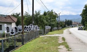 Policija naredila uklanjanje fotografija ubijenih Srba: Premještene u dvorišta kuća pored puta