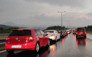 Velike gužve na autoputu na ulazu u Sarajevo zbog saobraćajne nesreće