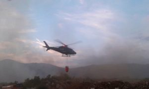 Bukti već sedam dana: Helikopterski servis učestvuje u gašenju požara iznad Vrbanje VIDEO