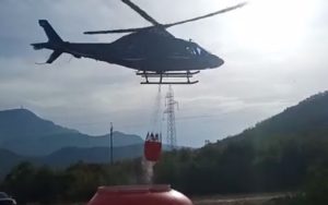 Proglašeno stanje prirodne nesreće: Helikopter Helikopterskog servisa Srpske gasi požar na Čvrsnici