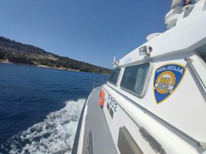 U Splitu turistički brod udario u obalu i potonuo, putnici evakuisani