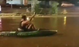 Nesvakidašnji prizor u Beogradu: Kajakom se probijao kroz poplavljeni grad VIDEO