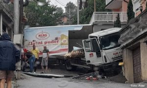 Pričinjena velika materijalna šteta: Kamionom se zabio u zid i garažu