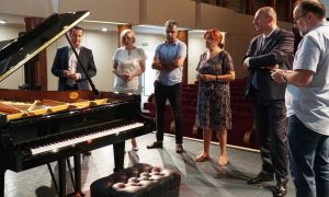 Centar klasične muzike: U Trebinje dopremljen koncertni klavir