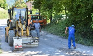 Mašine na terenu: U toku sanacija udarnih rupa u Donjim Kolima