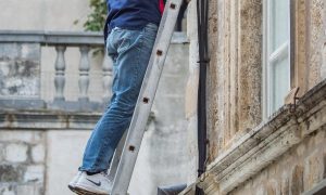 Poginuo mladi radnik: Pao sa ljestava na beton