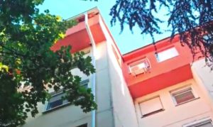 Mještani zabrinuti: Mače četiri dana zaglavljeno na krovu zgrade u Banjaluci VIDEO