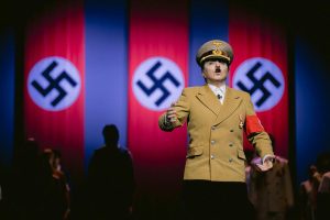 Kraj sezone u Srpskom narodnom pozorištu: Ovacije za sjajnu Mirjanu Karanović u ulozi Hitlera