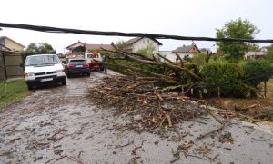Nevrijeme u Hrvatskoj: Oštećeno više kuća, stabla pala na saobraćajnice VIDEO