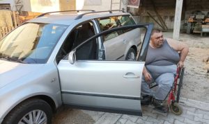 Humane komšije: Kupile automobil prijatelju u invalidskim kolicima
