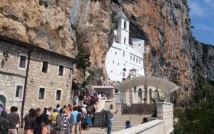 Dirljivo! Fotografija ispred manastira Ostrog topi i najtvrđe srce FOTO