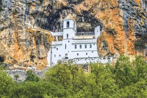 U blizini manastira Ostrog: Državljanka BiH izvučena iz provalije FOTO