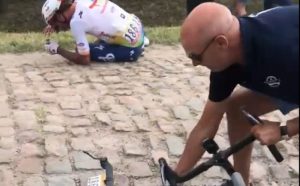 Užas na Tur de Fransu: Biciklista slomio vrat nakon sudara s navijačem VIDEO