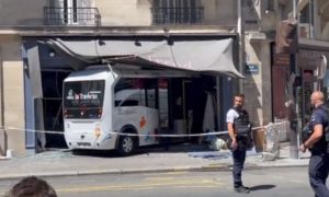 Incident u Parizu: Minibus uletio u prodavnicu – sedam ljudi povrijeđeno