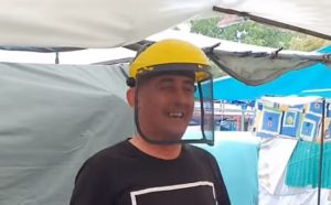 Na pijaci ismijavali Izetbegovića: Robotskim glasom prodavao odjeću VIDEO