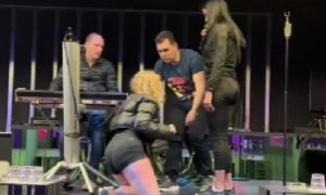 Pjevačica doživjela neprijatnost: Pijana djevojka nasrnula na nju tokom probe VIDEO