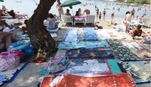 Za ostavljanje peškira i ležaljki na plaži tokom noći kazna do 1.300 evra