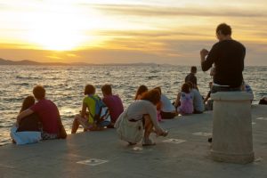 „Nevidljivi goli čovjek u japankama“, idol svakog sezonskog radnika na moru FOTO