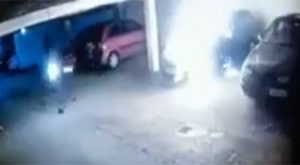 Nadzorne kamere snimile: Zapalio auto u Sarajevu, pa mu planule rukavice VIDEO