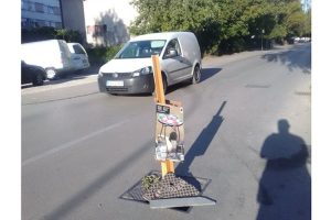 Vozači, obratite pažnju: Polomljen poklopac šahta na saobraćajnici u naselju Obilićevo
