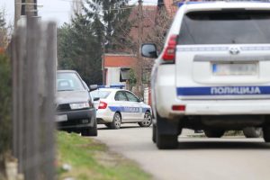 Policija traga za unukom: Sjekirom iskasapio djeda i babu, ukrao auto i pobjegao