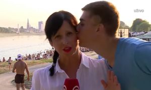 Nije zamjerila mladiću: Reporterka dobila poljubac usred javljanja uživo VIDEO