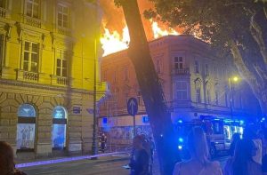 Požar u centru Zagreba, gori krov zgrade, prijeti da se proširi na muzej VIDEO