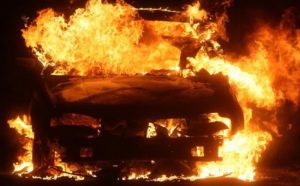 Buktinja nasred puta: Izgorio automobil “reno escape” zbog žara od paljenja badnjaka