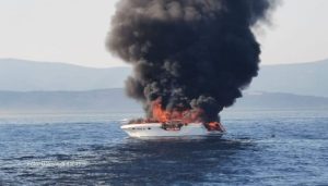 Četvoro ljudi spašeno iz plamteće brodice VIDEO