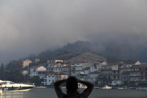 Požari na Hrvatskom primorju: Gore kuće, ljude evakuišu čamcima VIDEO