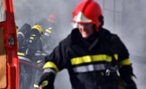 Vatra izbila u jednoj od prostorija na spratu kuće: Žena stradala u požaru