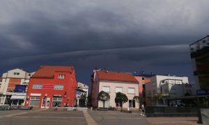 Sve se zacrnilo: Ljetni pljusak donio osvježenje u Prijedoru FOTO