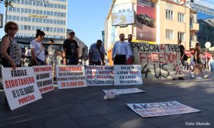 Protest građana u Banjaluci zbog poskupljenja i malih primanja: Nećemo plate, hoćemo obećanja VIDEO