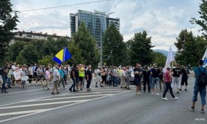 Građani blokirali saobraćaj: Počeli protesti ispred OHR-a, dok se čeka odluka Šmita