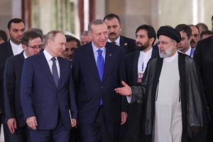 Berbok: Neshvatljivo da se predsjednik članice NATO slika sa Putinom i Raisijem