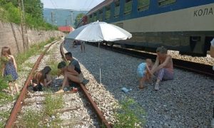 Mučno putovanje za 600 ljudi: Zbog kvara skoro cijeli dan putovali vozom od Beograda do Bara