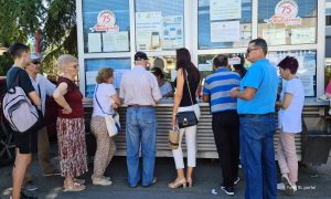 Po starim cijenama: Banjalučani od jutros u redu za mjesečne karte VIDEO