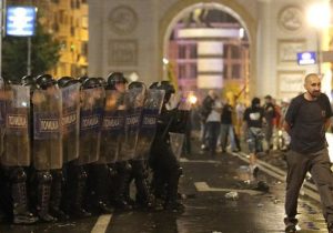 U Skoplju pištolji, kamenice i jaja na protestu opozicije