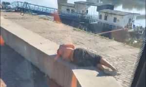 Bez želje da mu pomogne: Radnik “Čistoće” snimao mladića koji leži na keju VIDEO