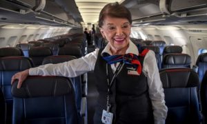 Ima 86 godina i još uvijek radi: Ova stjuardesa ima najduži radni staž na svijetu