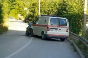 Sudar Hitne pomoći i “fiata”: Jedna osoba teže povrijeđena, vozila uništena FOTO